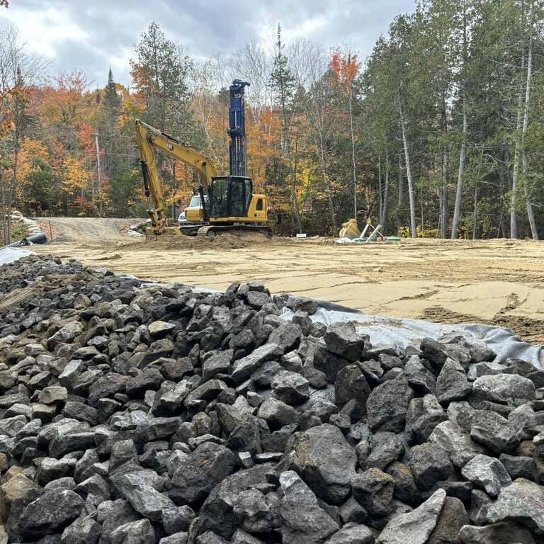 Travaux de terrassement avec empierrement